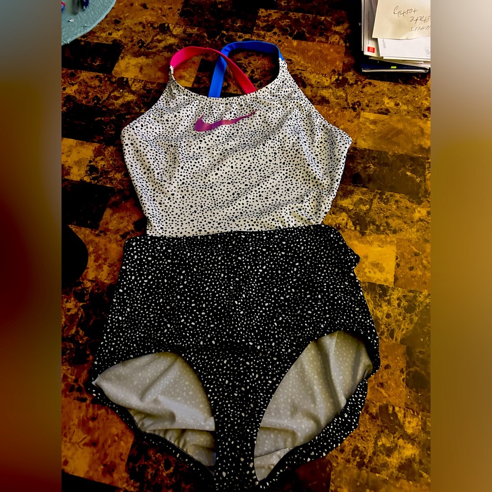 Nike girls one piece swim suit